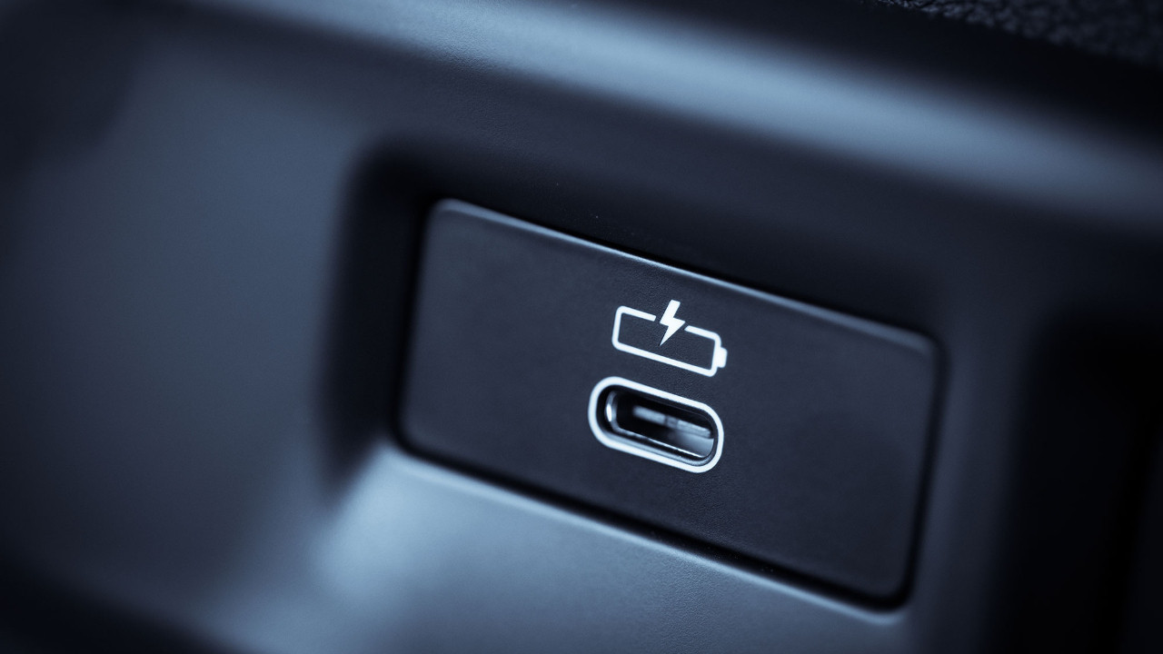 Kontak kapalıyken USB girişleri aküyü bitirebilir mi?